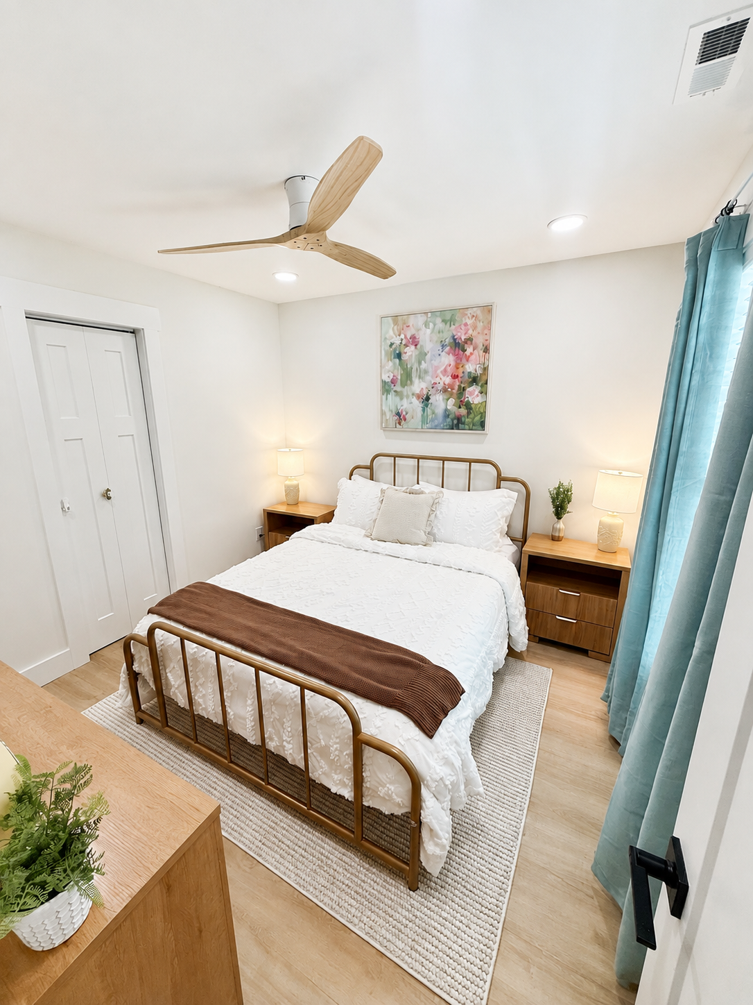 Downstairs queen bedroom